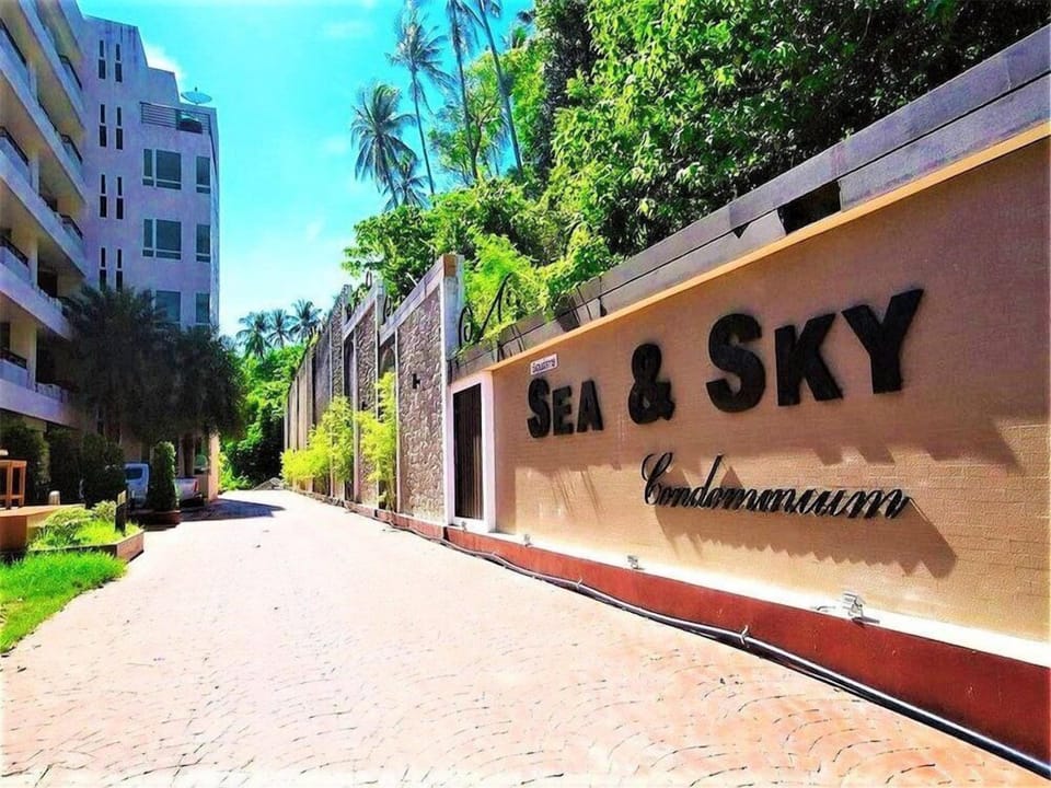 Spacious mountain view studio at Sea & Sky 206 (12324)