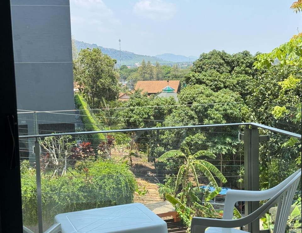 Bright Rawai studio- Condo with pool & parking (11984)