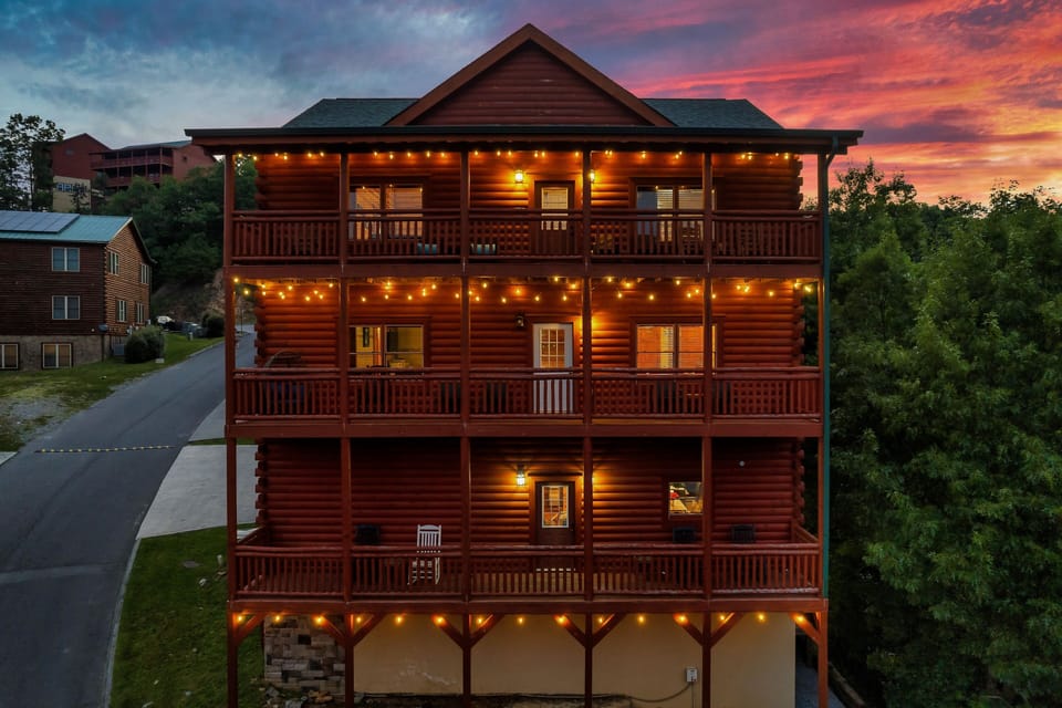 Plenty of space and ambience for up to 28 guests at Alpine Haven!