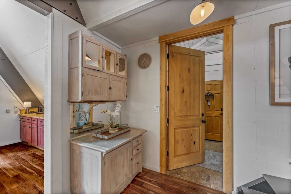 Entryway: Separate spacious mudroom, bench, ski racks