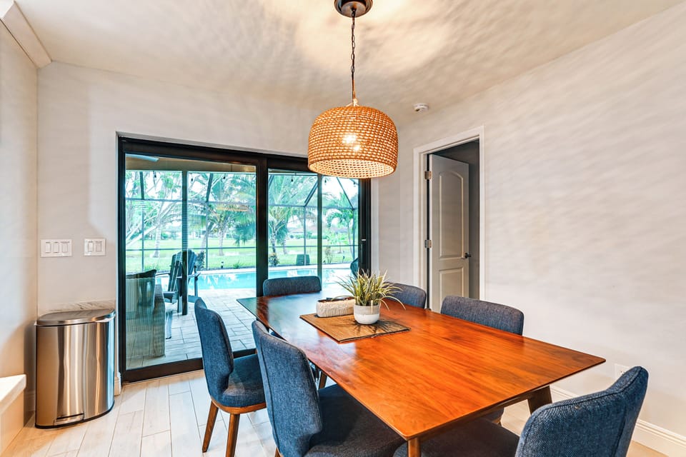 Dining Area | Dishes & Flatware Provided