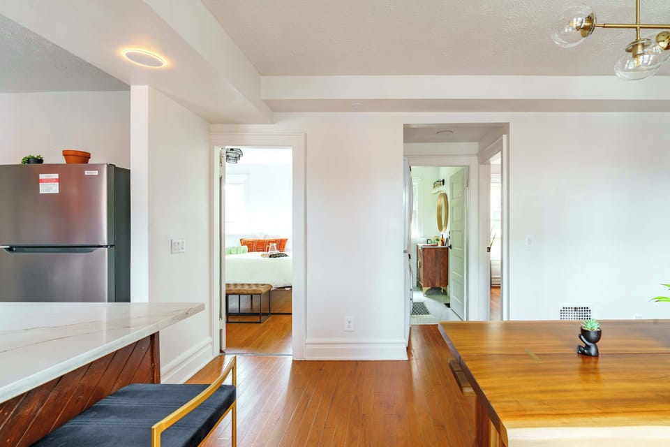 Gather in this spacious dining room, ideal for family dinners, just minutes away from the Convention Center and Columbus’s top restaurants.