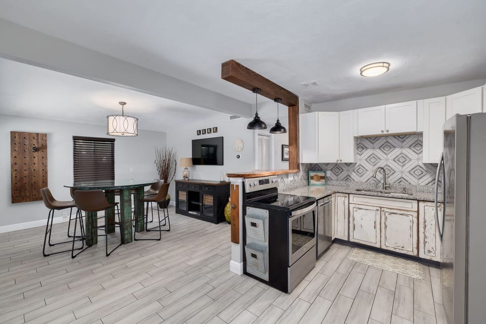Kitchen and dining area, fully stocked with eating/drinking utensils!