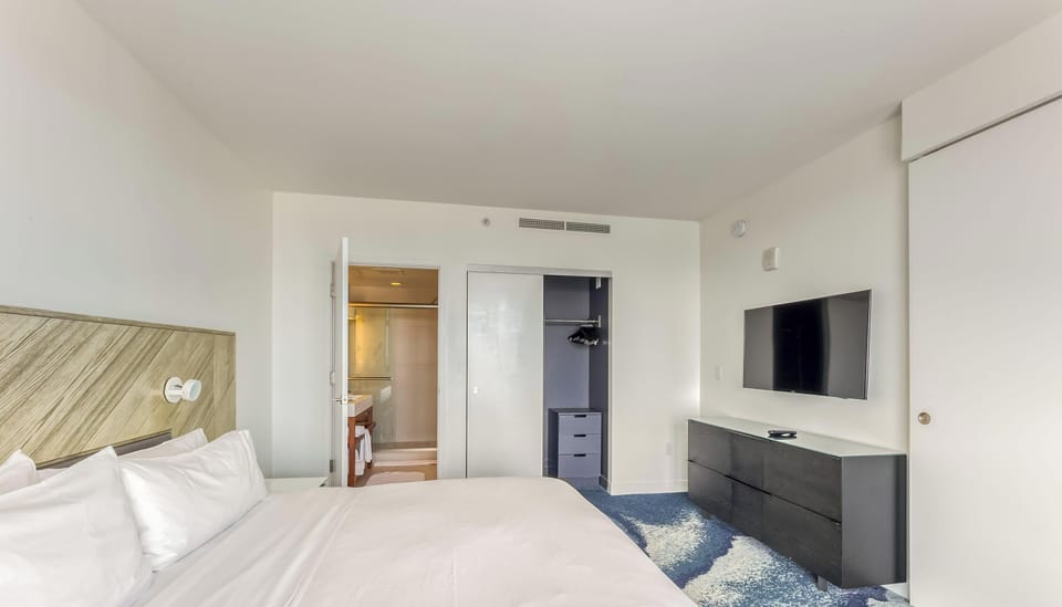 2nd Primary KING bed/Smart TV with Cable/En Suite Bathroom with Shower.