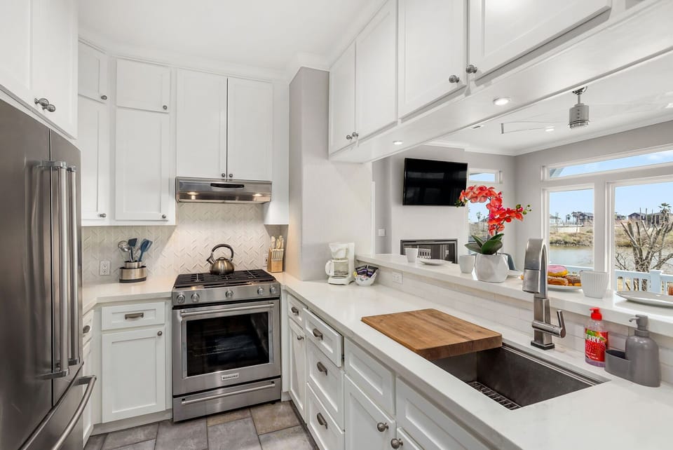 Modern, new, well-appointed and equipped kitchen to enjoy prepping meals with friends and family!