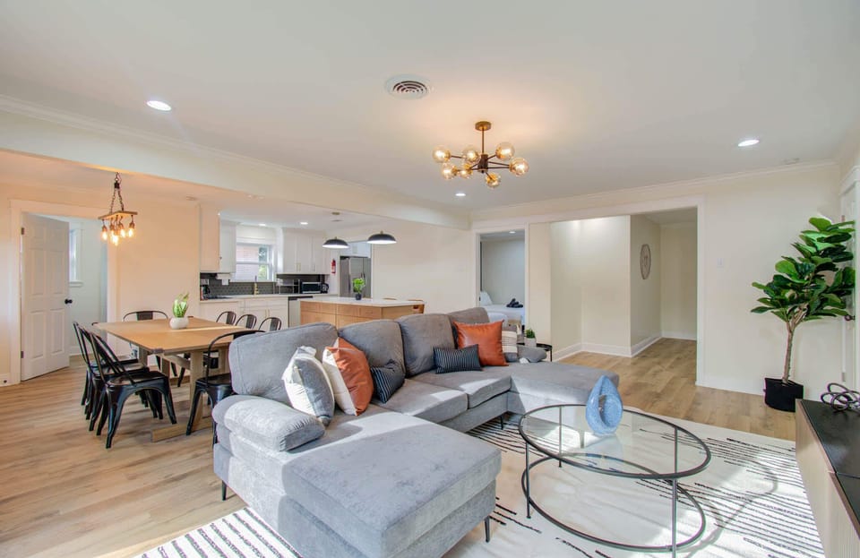 This spacious open-concept layout makes for easy entertaining, whether you’re enjoying a meal at the dinner table, cooking in the kitchen, or relaxing in the living room!