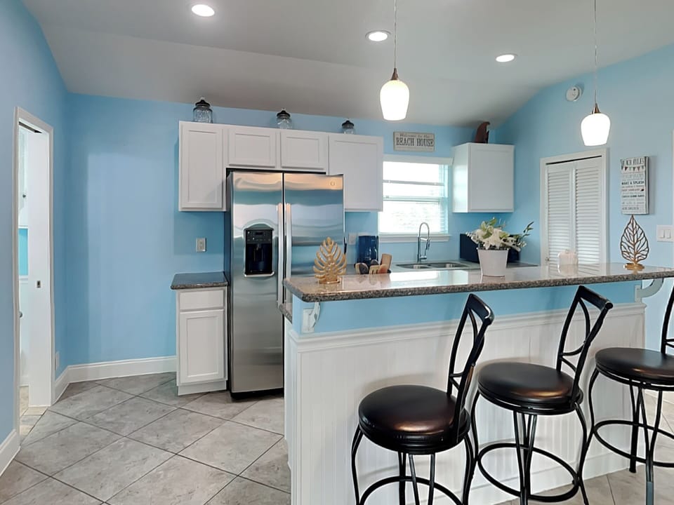 Full Size Kitchen + Breakfast Bar