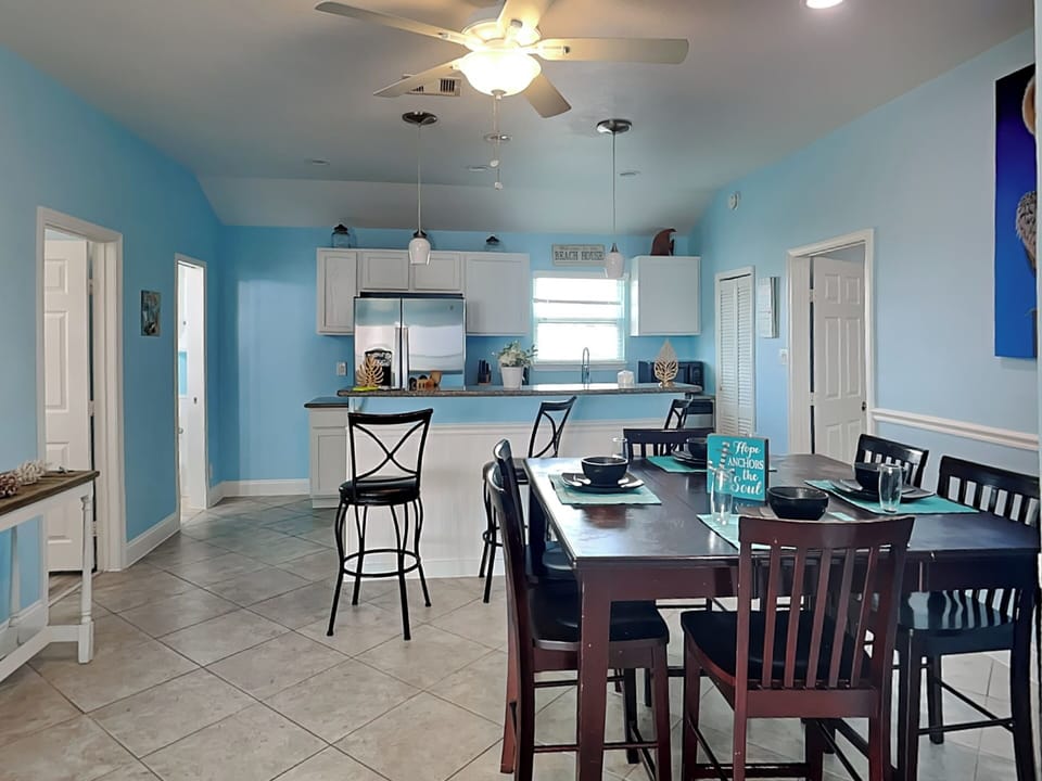 Kitchen, Breakfast Bar + Dining Table