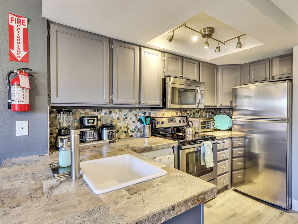 Kitchen Kitchen Stainless Steel Refrigerator, Microwave/Range, Electric Stove/Oven, Upgraded Cabinetry, Combination Washer/Dryer, Coffee Maker, Crock Pot, Blender, Upgraded Countertops & Backsplash