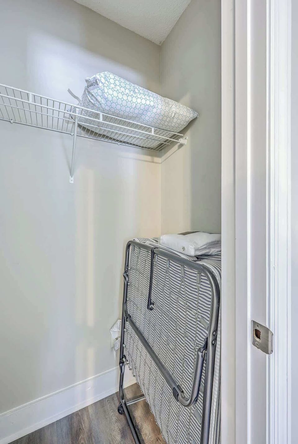 rollaway bed with included linens