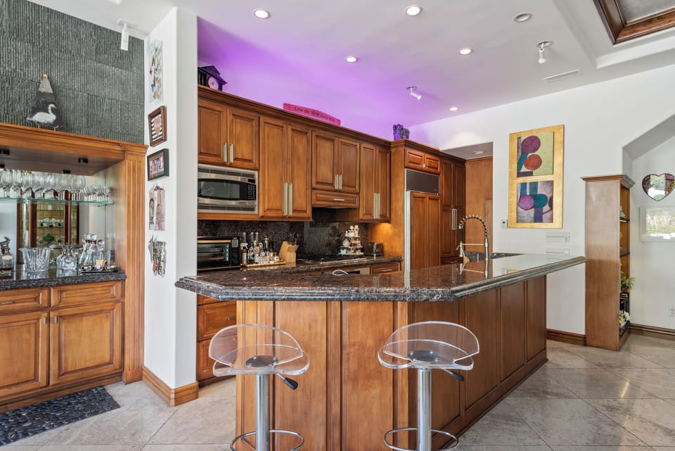 Kitchen and Bar for entertaining 
