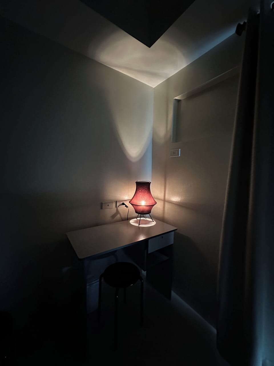Endsuring right lighting to focus and accomplish your tasks with ease.