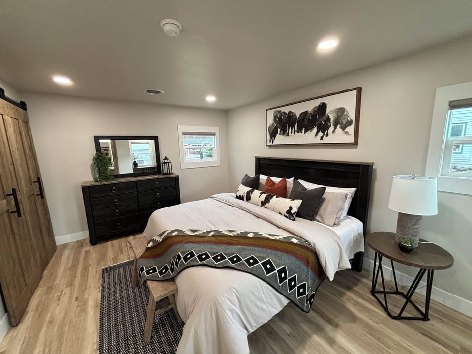 King Master En Suite
Desk