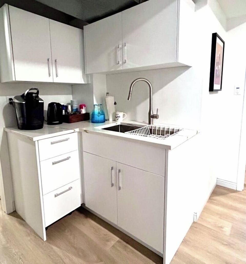 Kitchenette (no cooking facilities)