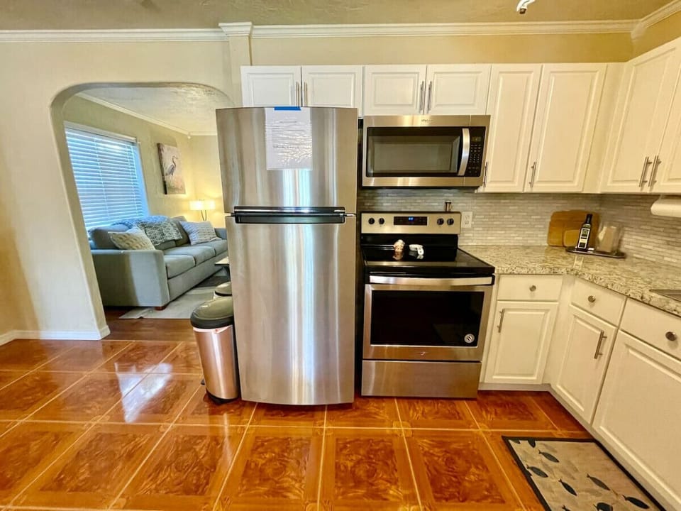 Full kitchen