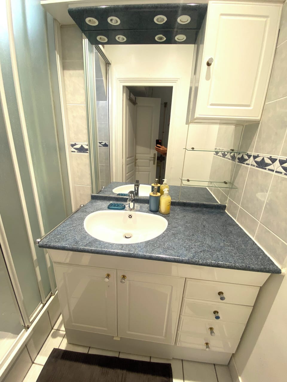 Bathroom (WC separate)
