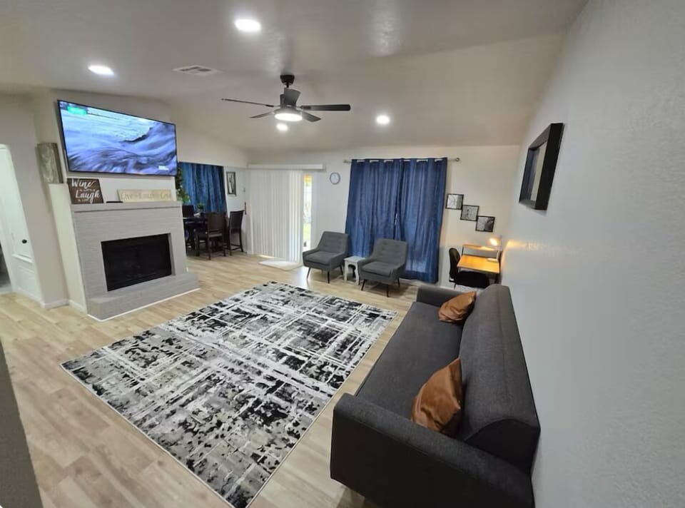 Well furnished sitting room