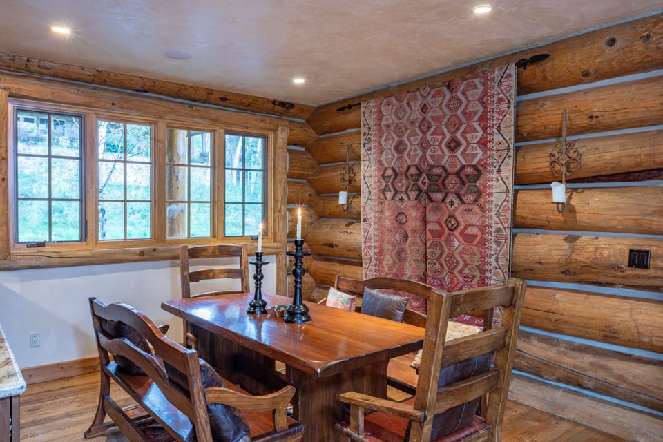 Dining Room - Breakfast nook right off of kitchen with seating for 6