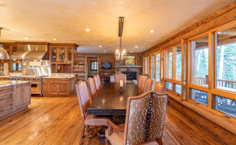 Dining Room - Large dining table with seating for 8