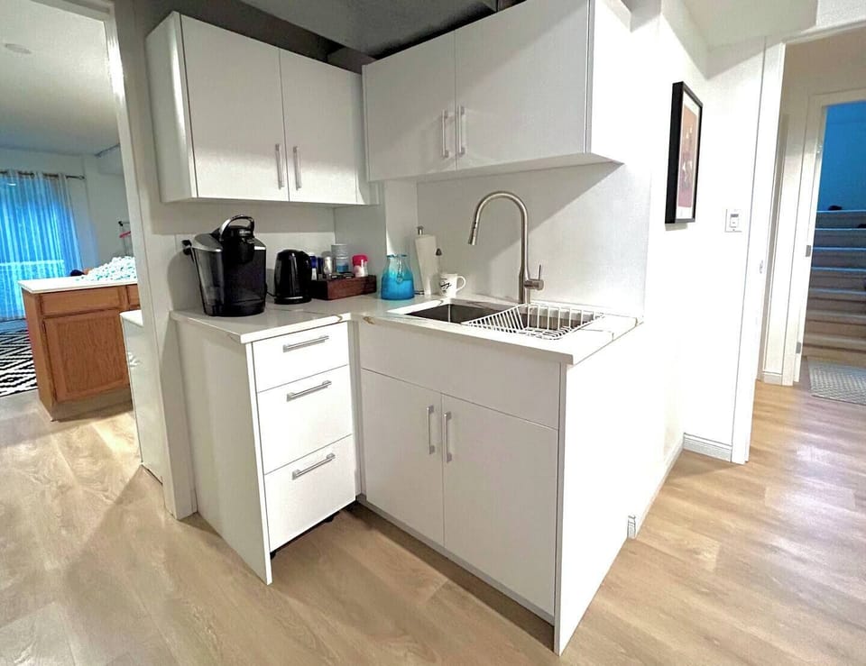 Kitchenette ( no cooking facilities)