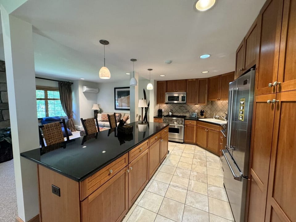 Fully equipped kitchen with Viking appliances