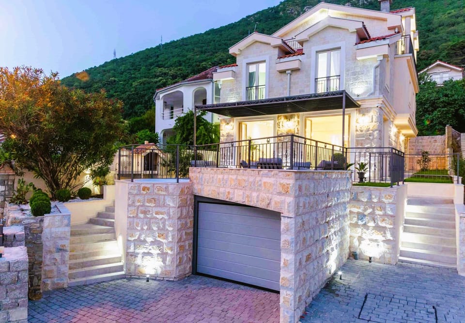 Luxury Seafront Villa Riviera 4 BR, 3 living areas, 5 baths, jacuzzi, terrace