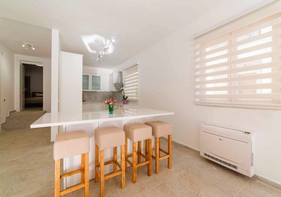 Luxury Seafront Villa Riviera 4 BR, 3 living areas, 5 baths, jacuzzi, terrace