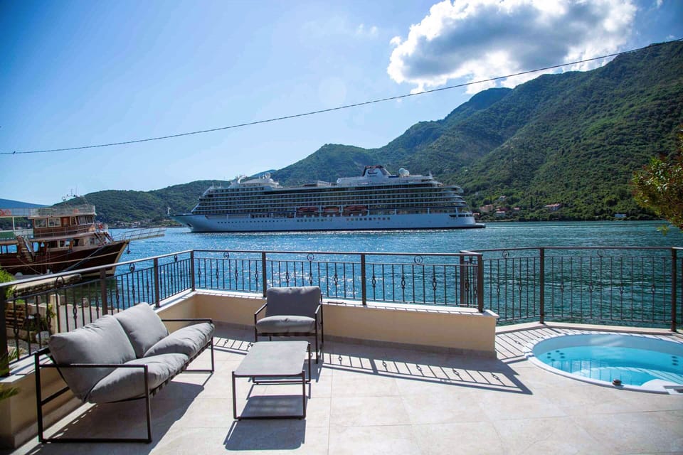 Luxury Seafront Villa Riviera 4 BR, 3 living areas, 5 baths, jacuzzi, terrace
