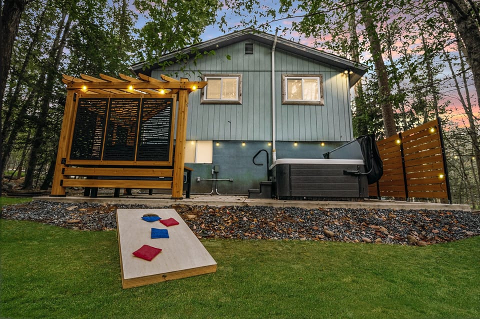 Enjoy our brand new 6-person hot tub, pergola with seating, and privacy fence!