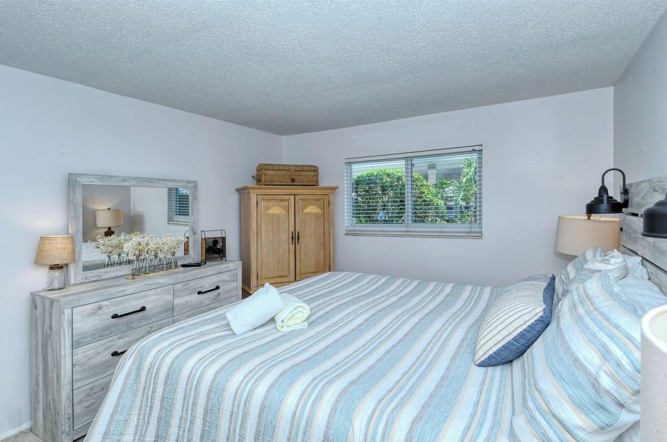 Beach themed décor througout.  King sized bed