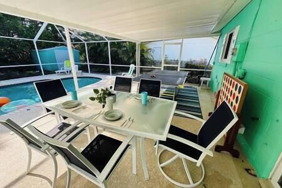 Lounge and dining seating on screened in lanai.