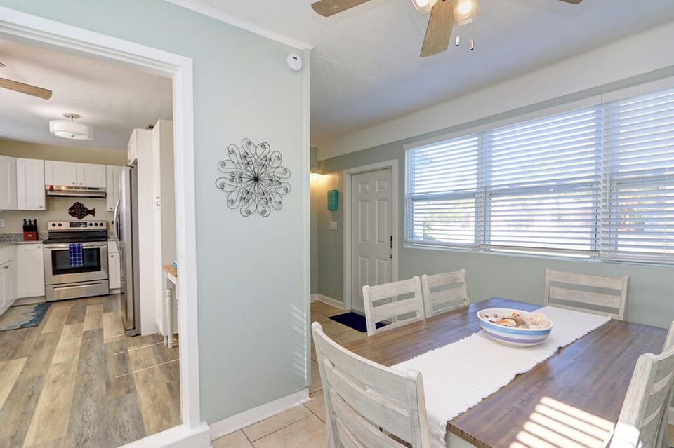 Dinning room to kitchen