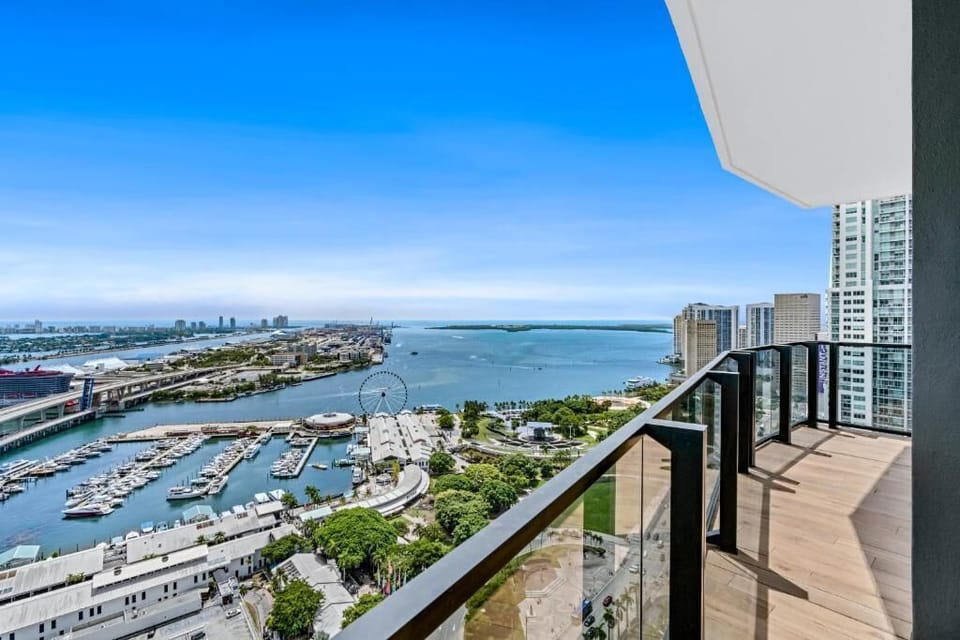 Step outside and soak up sweeping bayfront skyline vistas.