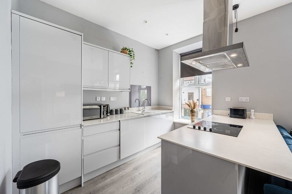 Kitchen or Kitchenette/ Stovetop/Dishwasher/Stovetop