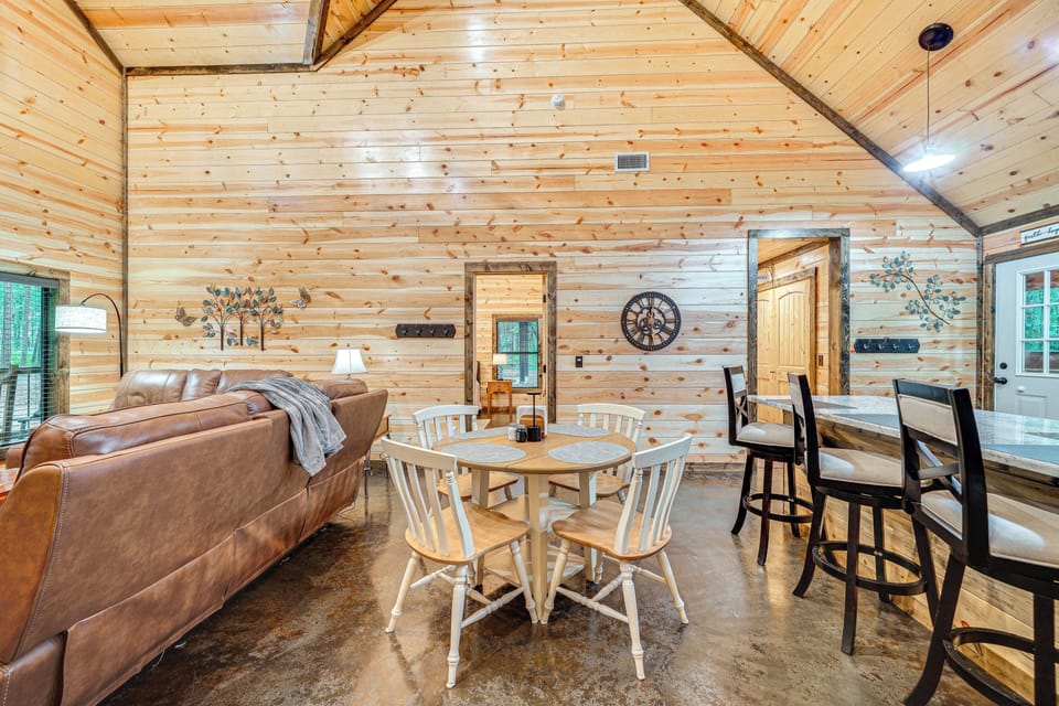 Dining Area | Dishware & Flatware Provided