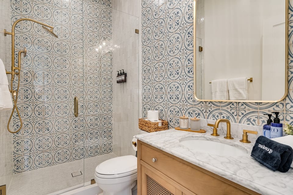 Guest Bath 3 in Hallway