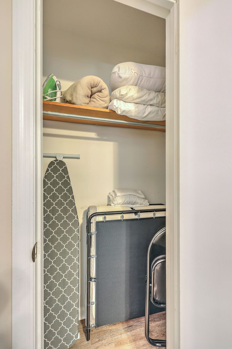 rollaway bed linens provided