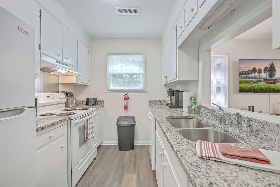 Full Kitchen with all the essentials for meal prep