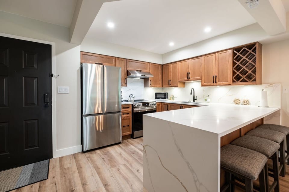 Full kitchen: Stainless steel appliances