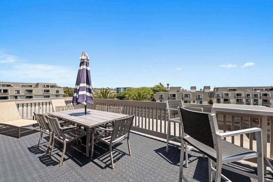 Beautiful south facing condo with plenty of seating for all the family