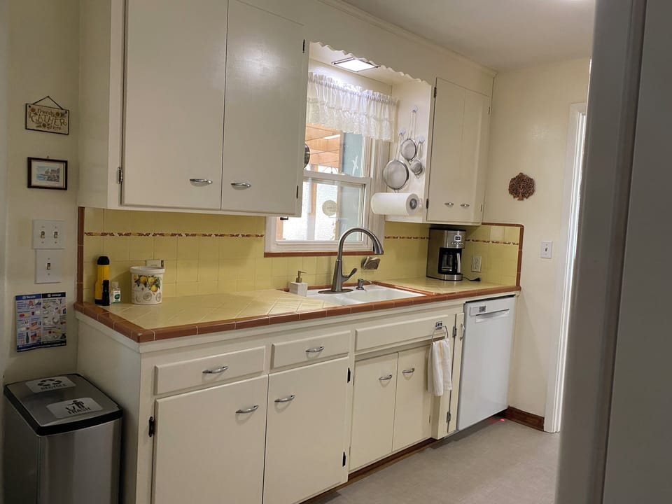 Coffee & Tea bar, Bosch Dishwasher, Dishes & Bakeware provided 