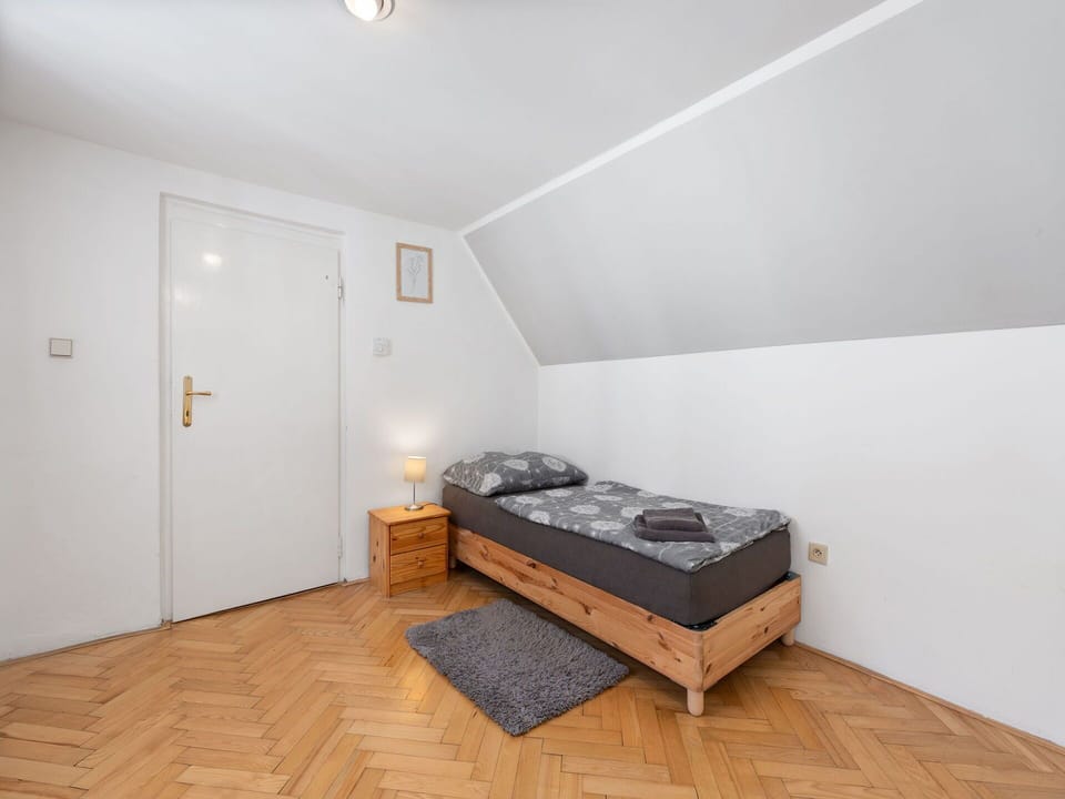 Flooring, Floor, Wood, Interior Design, Bedroom, Bed, Room, Furniture, Wood Flooring, Ceiling