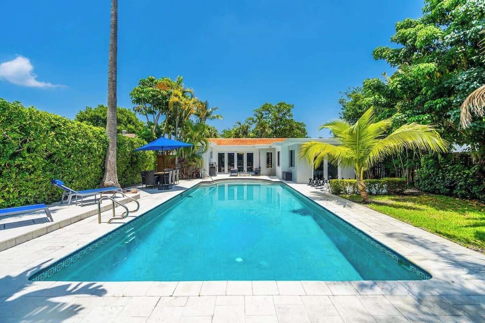 Dive into your private tropical oasis! 🌴 This vacation rental with a pool features a spacious deck, sun loungers, and plenty of room for group travel. Perfect for your next summer getaway! ☀️