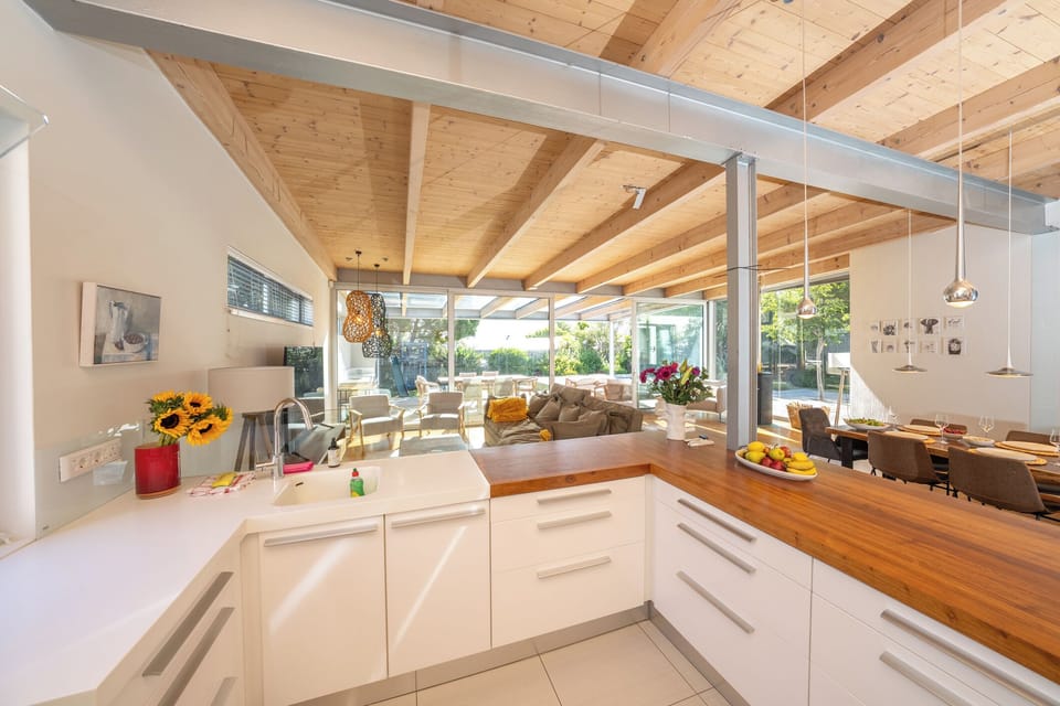 Fully Equiped Kitchen with view to the Terrasse