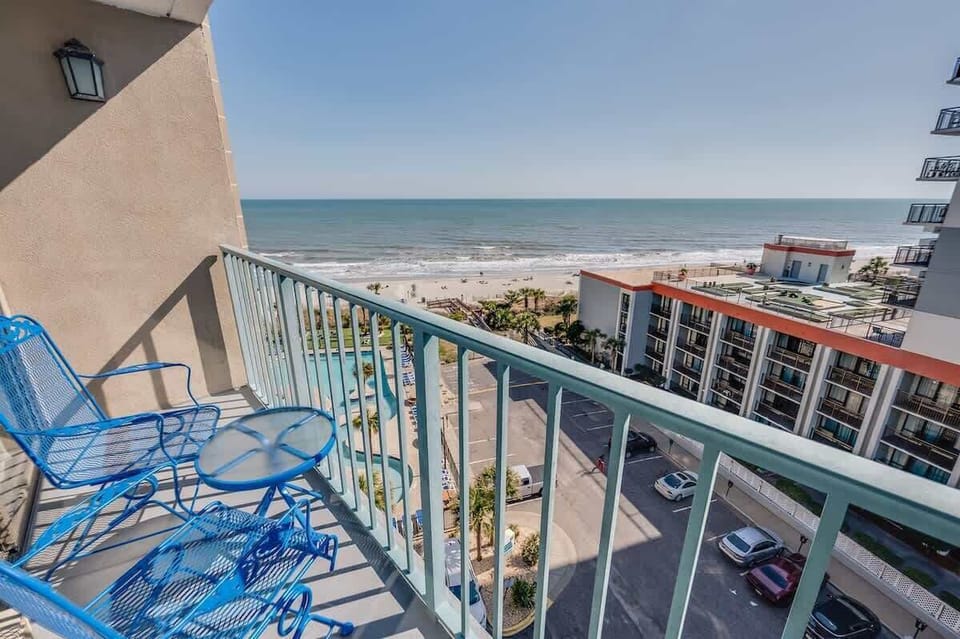 Balcony with Amazing Views of the Ocean