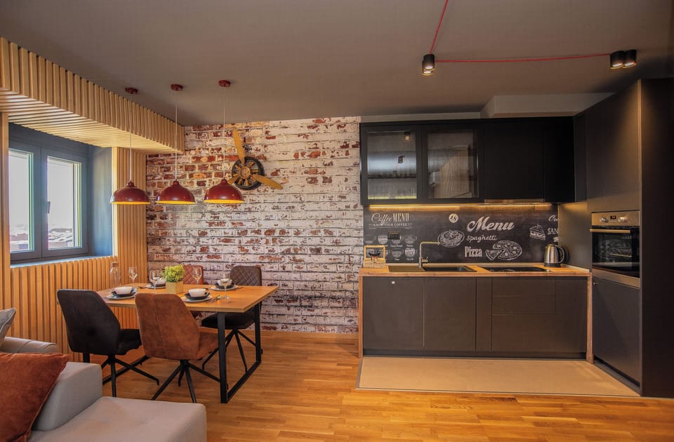 1057b4fc-bc16-4f95-98c1-f43992acf66e