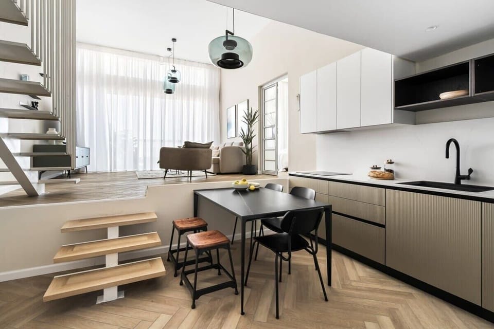 A seating arrangement for 3 creates a more open space to cook in the kitchen and when needed, moving the table a few inches to the right creates a comfortable seating arrangement for 5.