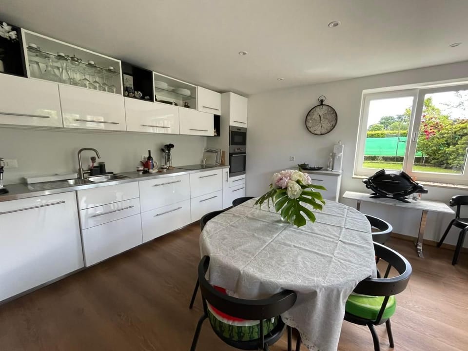 Well-equipped kitchen with coffee maker, dishwasher, microwave and oven. 