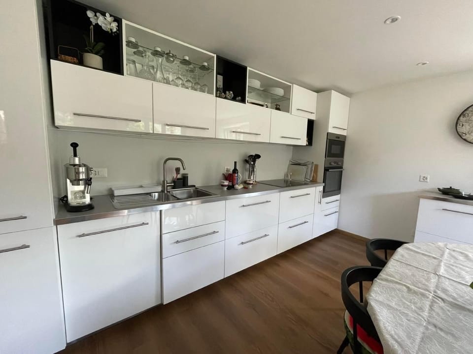 Well-equipped kitchen with coffee maker, dishwasher, microwave and oven. 