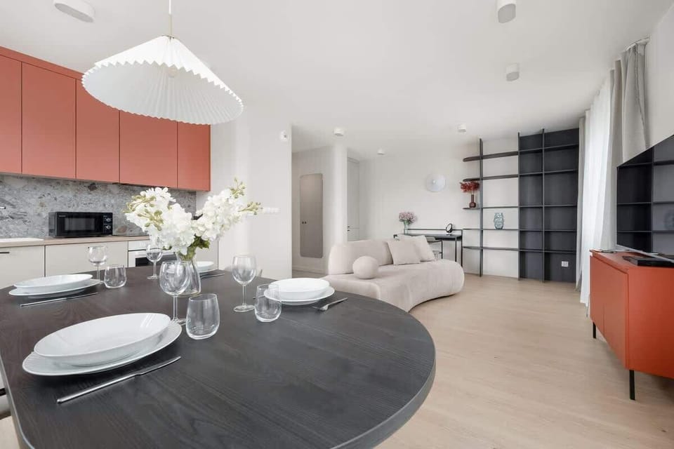 Living room with round dining table
Seamless connection between kitchen and living space.